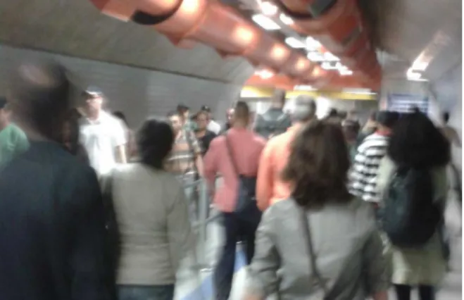 Figura 1. Multidão nos corredores da  estação do metrô paulistano 