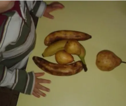Figura 2: Criança a agrupar  a fruta da cor amarela. 