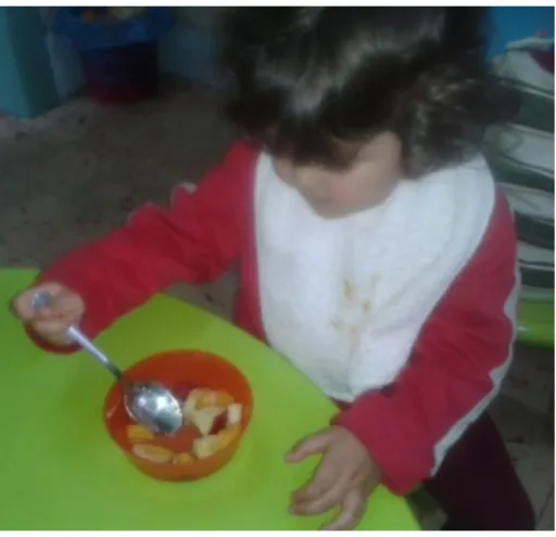 Figura 4: Criança a comer a sua salada de fruta. 