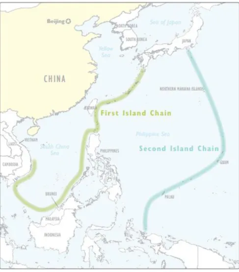 Mapa  onde se pode ver a definição geoestratégica de Washington das duas  correntes de ilhas no pacífico ao longo do perímetro marítimo da RPC