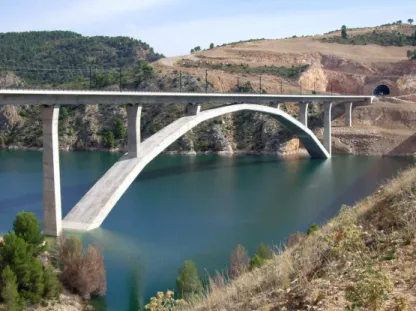 Figura 1.9 – Ponte em arco sobre o rio Contreras na LAV Madrid - Valência [9] 