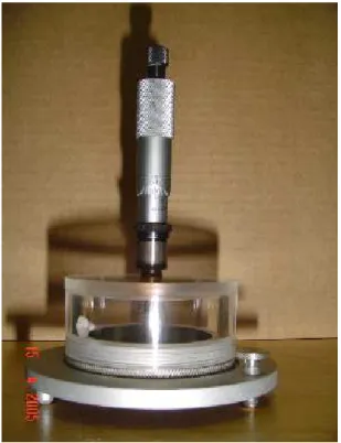 Figura  4.2  -  Goniômetro  montado  para  realização  dos  experimentos, tripé regulável de aço inoxidável cuja parte superior  possui  um  encaixe  para  o  porta-amostra,  porta-amostra  de   aço-inoxidável com rosca, suporte de acrílico que é acoplado 