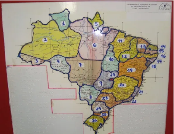 Figura 13 – Fotografia da adaptação do mapa do Brasil, dividido pelos estados, exposta na feira de  ciências