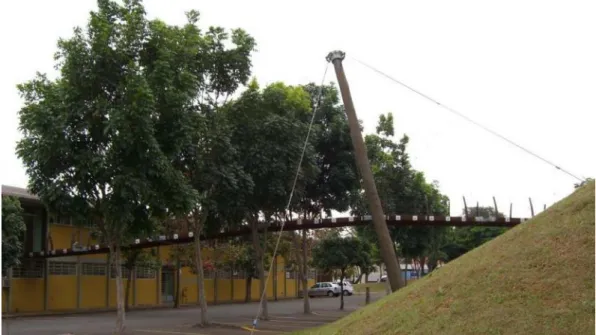 Figura  1.4:  Exemplo  de  uma  passarela  estaiada  executada  em  estrutura  de  madeira no Brasil  [Fonte: SEGUNDINHO (2010)]