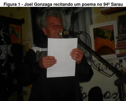 Figura 1 - Joel Gonzaga recitando um poema no 94º Sarau