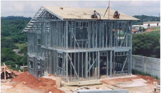 Foto 2.1- Estrutura de residência em Steel Framing, São Paulo. Fonte: Construtora Seqüência, 2003
