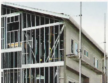 Foto 2.2 - Montagem de residência em Steel Framing, São Paulo- SP  Fonte: Construtora Seqüência, 2003 