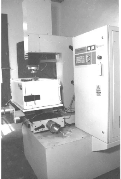 Figura 5.5 - Máquina de eletroerosão para confecção dos entalhes nos CPs para  ensaios                     de fadiga