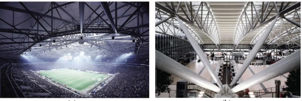 Figura 1.3 - Estruturas treliçadas compostas por perfis tubulares: (a) cobertura em estádio  multifuncional, Veltins Arena, Alemanha (V&amp;M do Brasil, 2008); (b) cobertura do aeroporto de 