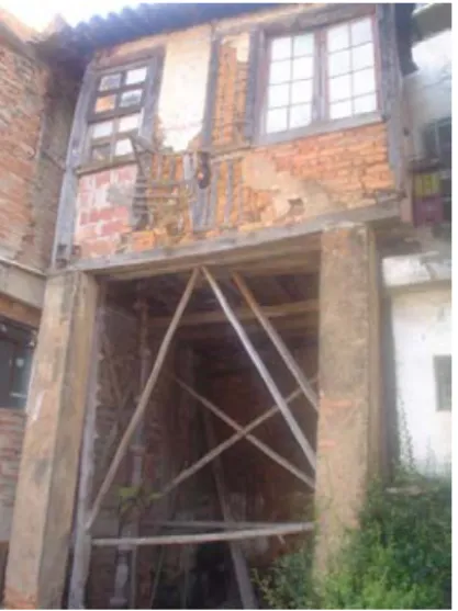 Foto 3: Paredes de pau-a-pique deterioradas e estrutura da edificação comprometida. 