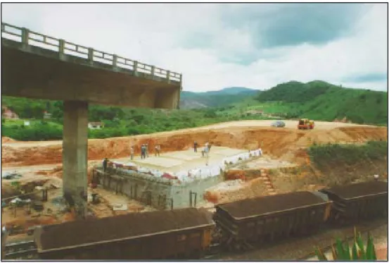 Figura 3.6a- Fase inicial da construção do encontro do lado direito do viaduto. 