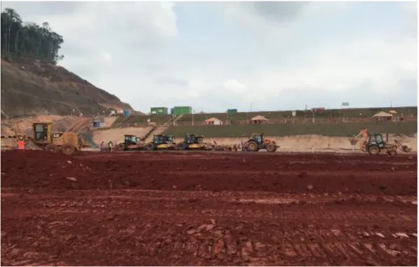 Figura  1.8 - Obras de alteamento com execução do núcleo  compactado na elevação 211 