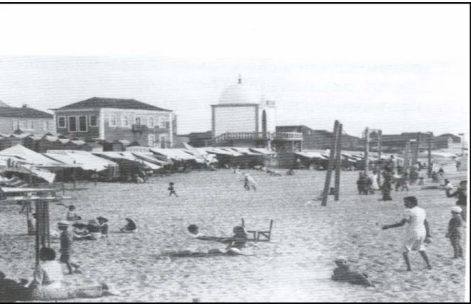 Figura 2.11 – Praia do Furadouro com a primitiva Capela Velha do Mar, 1766-1936.  ( Foto: In Lamy e  Rodrigues).