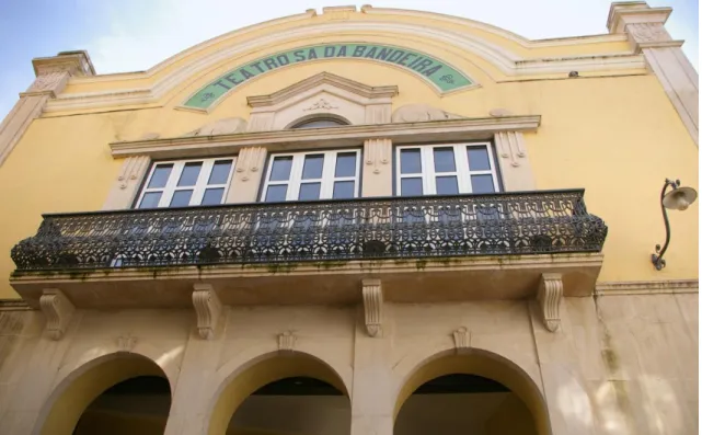 Figura 2 - Fachada do Teatro Sá da Bandeira, vizinho do Conservatório de Música de Santarém