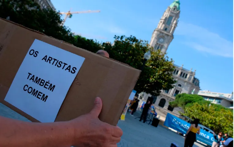 Figura 1 — Manifestação ‘Parados, nunca calados’ na Avenida dos Aliados, Porto. Manifestação convocada pelo CENA-STE e reali- reali-zada no dia 4 de junho, no Porto e em Lisboa · (Pedro Ferreira © 2020)