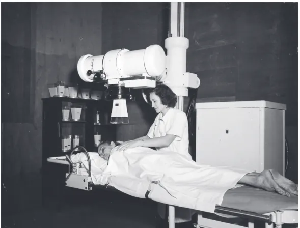 Figura 8. Técnica da Seção de Radioterapia posicionando a paciente em um equipamento de radioterapia profunda de 250 Kv em 1957/58
