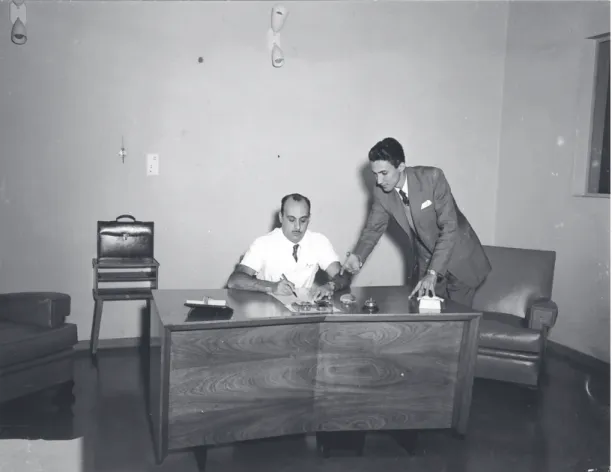 Figura 9. Dr. Antônio Pinto Vieira (Diretor do INCA) despachando em seu gabinete em 1957/58