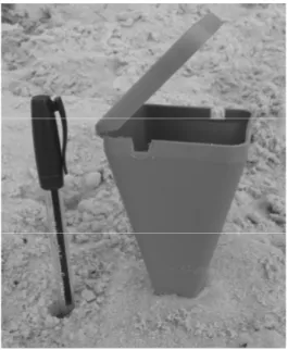 Figure  1  -  Portable  beach  ashtray  (PBA)  used  in  this  study.  A  pen  was  added  on  the  left  of  the  photograph for scale interpretation