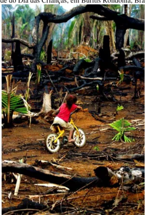 Fig. 9 - Menina andando de bicicleta no meio da floresta queimada numa área de assentamento rural