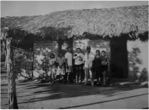 Figura 5.2. Família camponesa em frente da casa de morada, no interior. (Comunidade San- San-gue, Uruçuí-PI.)
