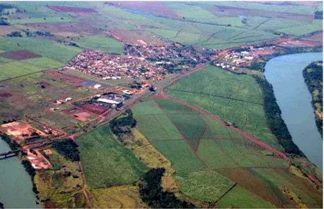 FIGURA 08: Vista aérea da cidade de Araporã localizada às margens da BR 153. 