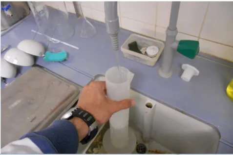 Figura 25 - Medição do caudal de água debitado pelas torneiras de laboratório 
