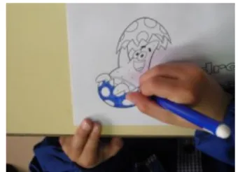 Figura 47 – Aluno a pintar a capa 
