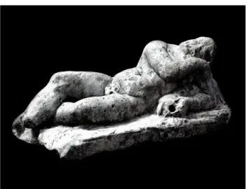 Figura  1  –   Estátua  de  Sileno:  Em  exposição,  estátua  retrata  Sileno,  figura  da  mitologia  greco-romana, tutor e companheiro do deus Dionísio/Baco