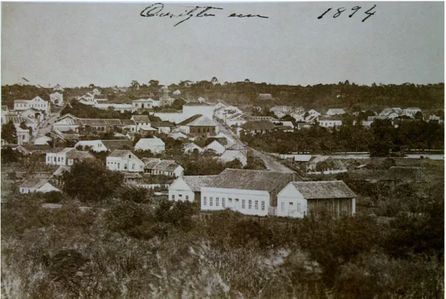 Foto Curitiba em 1894, ao lado direito o passeio público. (Guinski, 2002. p. 44)    