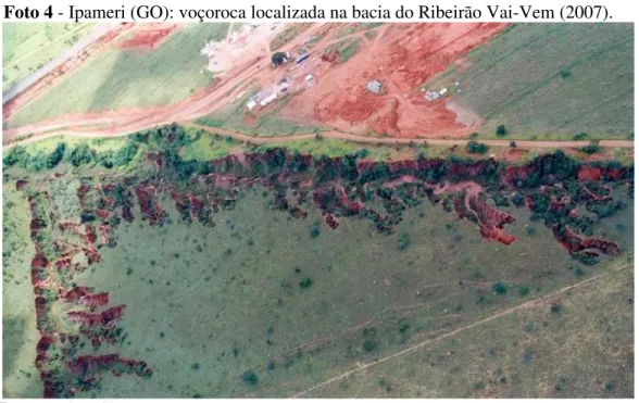 Foto 4 - Ipameri (GO): voçoroca localizada na bacia do Ribeirão Vai-Vem (2007). 