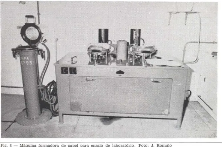 Fig.  8  - Máquina  formadora  de  papel  para  ensaio  de  laboratório.  Foto:  J.  Romulo 