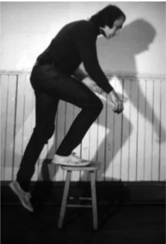Fig.  08  –  Vito  Acconci.  Step  Piece.  Still  de  performance  registrada  por  vídeo  no  estúdio  do  artista