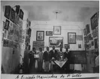 Figura  9 | O artista plástico Geraldo Rodrigues de Queiroz entre os participantes (terceiro  da direita  para esquerda), o arquiteto Jorge Coury e artista Ido Finotti (não identificados),  no Salão de Arte  em  Uberlândia (21/10/1946)  