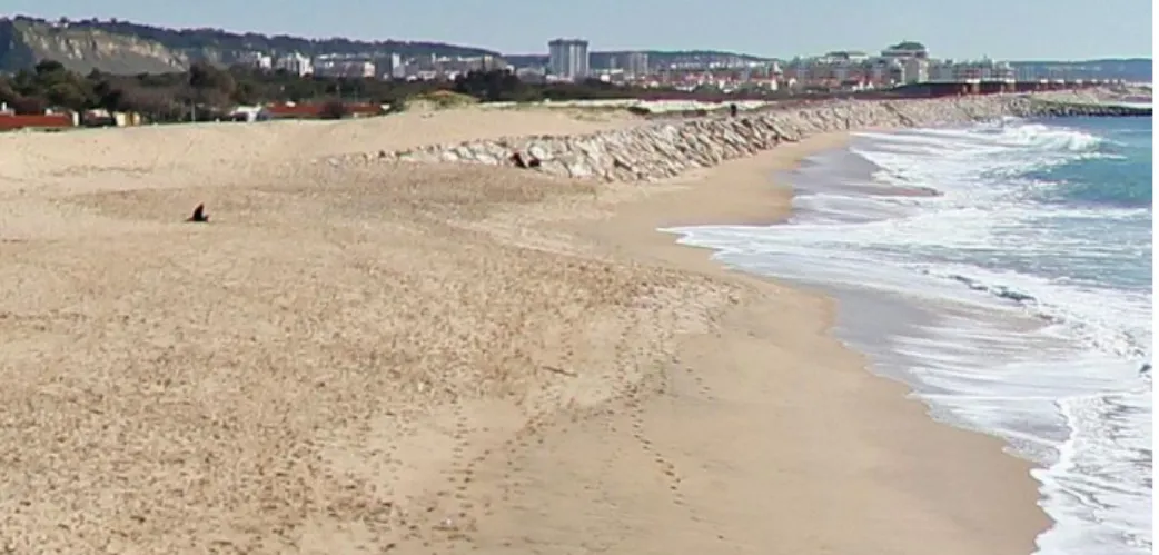 Figura 3.9. Zona sem e com estrutura de proteção aderente na praia de S. João da Caparica (adaptado do  Google Earth) 