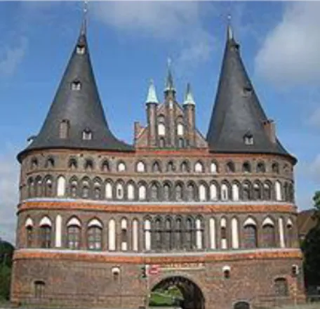 Figura 5 - Porta de Holsten, monumento emblemático do gótico de tijolos em Lübeck, Alemanha