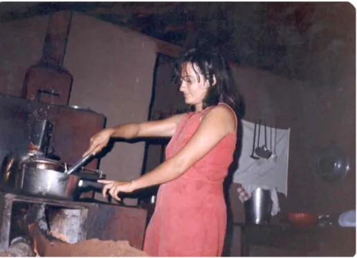 Figura 02: Dona Maria Augusta cozinhando em seu fogão. 