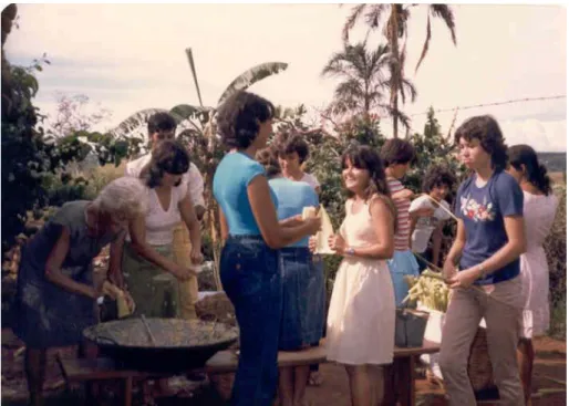 Figura 04: Imagem de moradores fazendo pamonha no terreiro da casa do Sr. Alcides Acervo  particular de Milton Honório