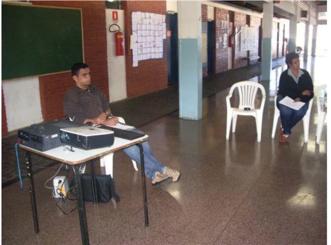 Figura 03:  Estagiário desenvolvendo atividade com o Grupo de Apoio do Projeto Cidade, Urbano,  Saúde Coletiva e Educação  –  CUSCE  –  Escola Municipal Afrânio Rodrigues da Cunha  –  EMARC  Uberlândia,  2009