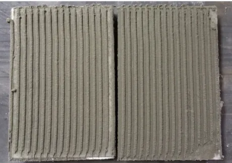 Figura 3.3 - Aspeto da placa de cimento após aplicação da camada de cimento-cola  talochada na preparação da amostra para o ensaio de resistência à tração 