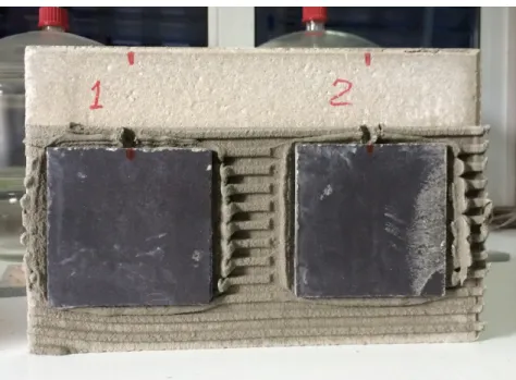 Figura 3.8 - Placa de cimento, na vertical, após a aplicação dos ladrilhos e remoção da  fita adesiva, para determinação do escorregamento 