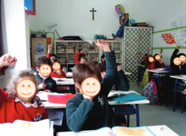 Figura 2 – Alguns alunos com o dedo no ar, à espera para participar  na aula 