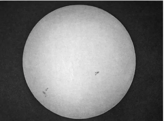 Figura 3.1: Daguerre´otipo do Sol obtido por Fizeau e Foucault em 2 de Abril de 1845 e reproduzido no livro Astronomie Populaire (Arago, 1867)