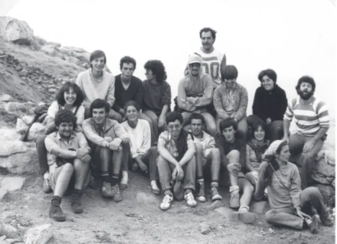 Fig. 4 - Equipa de Monte Mozinho a  celebrar o final dos trabalhos de 1989  com a presença das autoridades locais: 