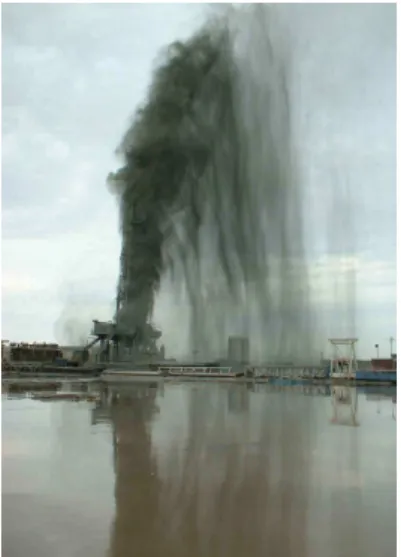 Figura 1.3 – Ruptura numa plataforma de petróleo  na Argélia. O incêndio destruiu completamente as 