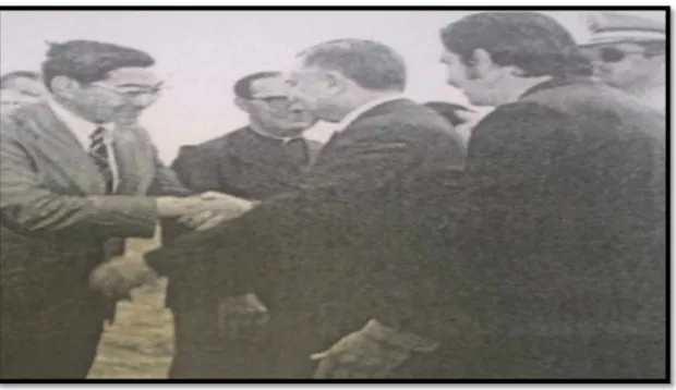 FIGURA  1  À  esquerda,  o  presidente  da  Cooperativa  Cotia,  Gervásio  Moraes,  apertando  a  mão do Governador Rondon Pacheco e do lado direito, o prefeito da cidade José  Luiz Borges.1973.