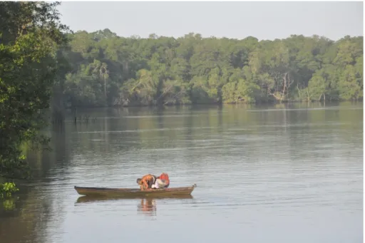 Figura 7 - Pesca artesanal no rio Mojuim no verão amazônico. Fonte: Barros (2015). 
