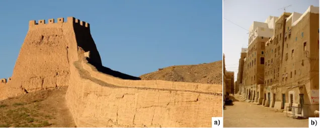 Figura 2.1  – Exemplos  de construção em terra: a) Muralha da China,  adaptada de (A.R.C.A.Terra,  sem  data); b) Cidade de Shibam,  Iémen (Middle  east revised, 2014)