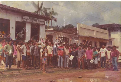 Foto 5 - trabalhadores/trabalhadoras na vitória das eleições de 1988 em frente à sede do STR - Igarapé-  Miri                                                                                                                                             Fonte: