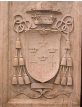 Figura 16: Brasão episcopal do bispo Dom Antônio de Macedo Costa feito em mármore e localizado  na Base direita do altar-mor da Catedral de Belém