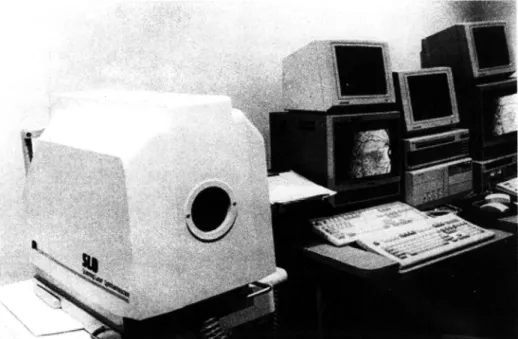 Foto 1 : Oltalmoscópio de rastreamento a laser, Rodenstock modelo 1 0 1 ,  acoplado a um microcomputador,  monitores de vídeo, videocassete e impressora de ação térmica